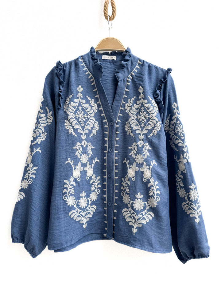 Blusa Bordada Azul con Volantes y Detalles Florales