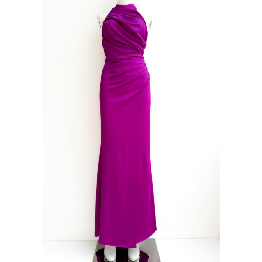 Vestido Largo de Noche con Cuello Halter Estructurado y Lazada. Amarena única