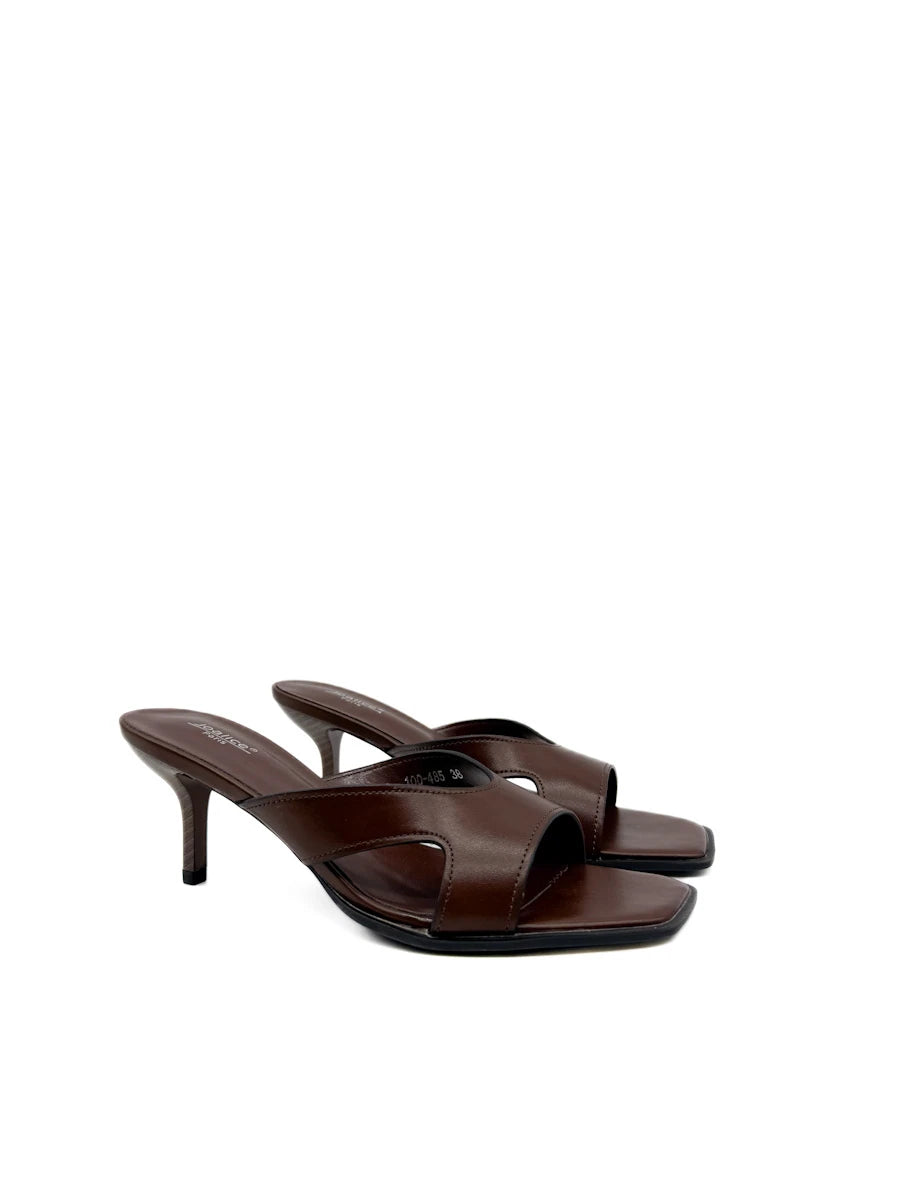 Sandalias Mule de Tacón Fino con Punta Cuadrada en Color Marrón