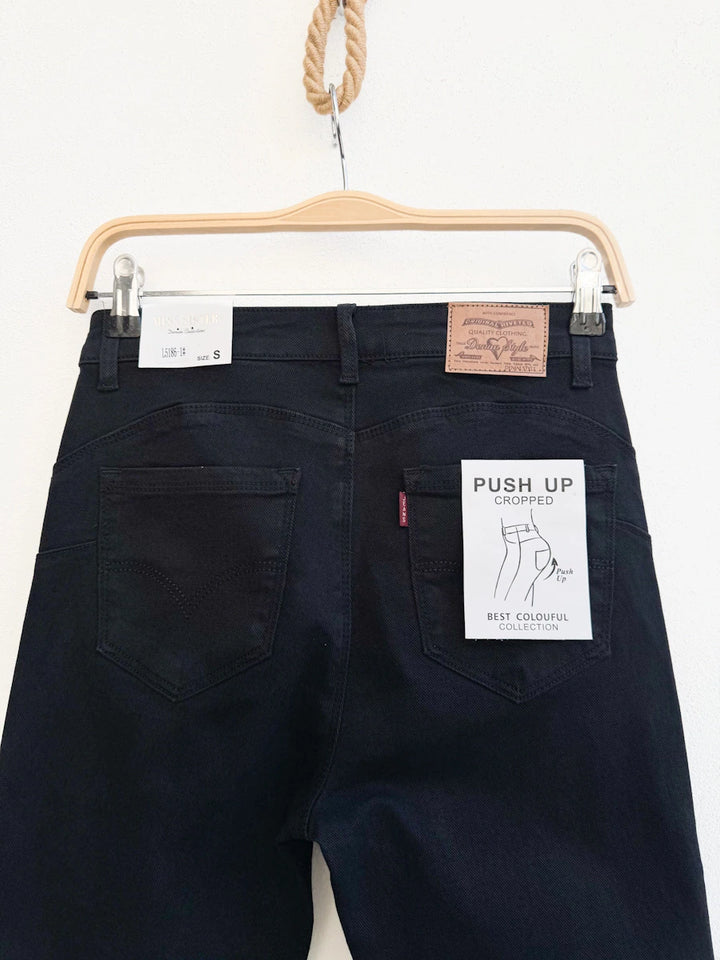 Pantalón de Mezclilla Negro de Corte Recto con Ligera Campana