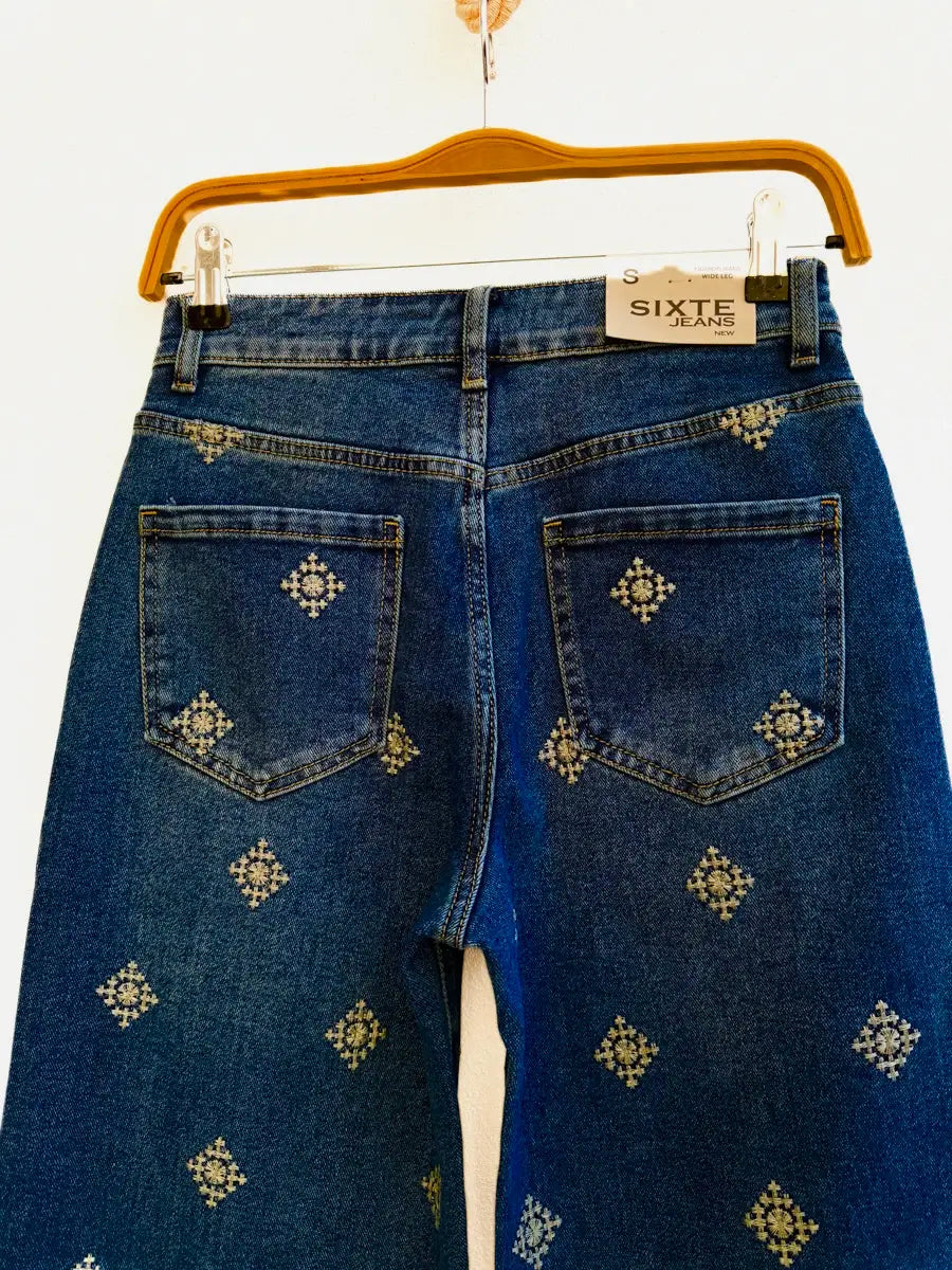 Jeans rectos con bordado étnico