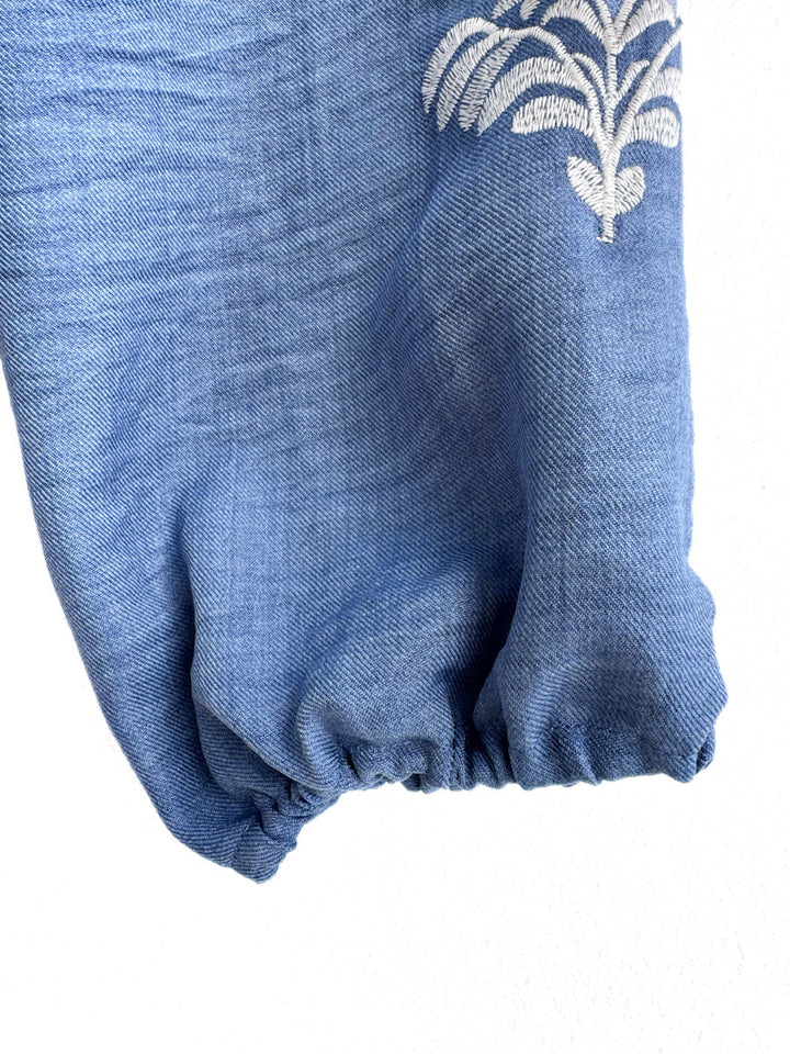 Blusa Bordada Azul con Volantes y Detalles Florales