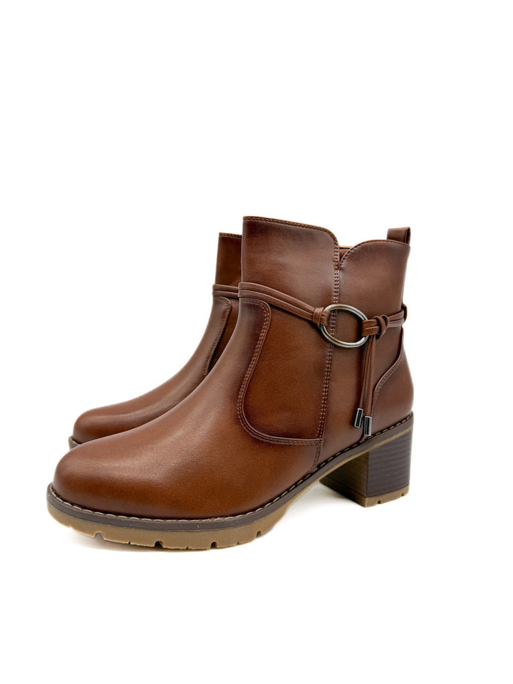 Botines con Tacón Grueso y Detalle de Anillo Metálico