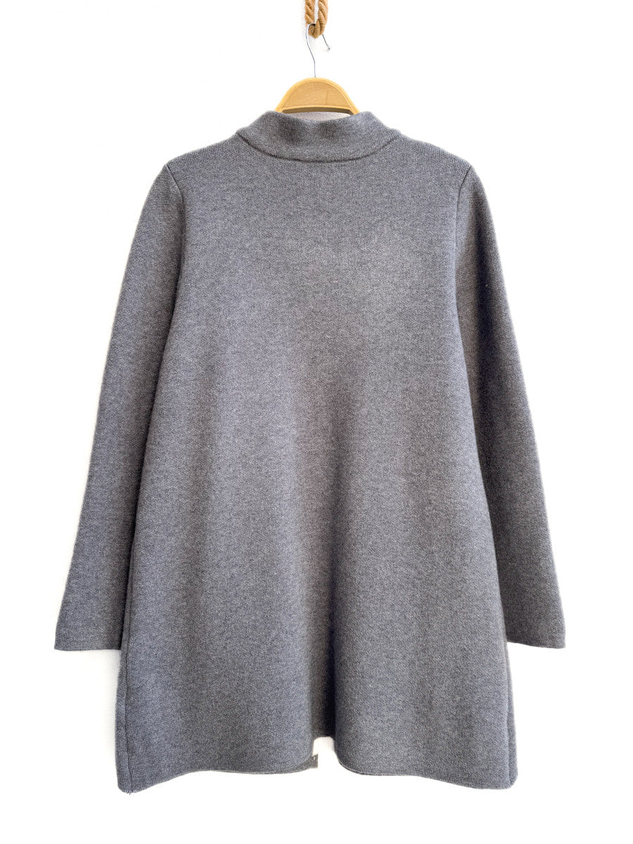 Abrigo de punto con botones contrastantes