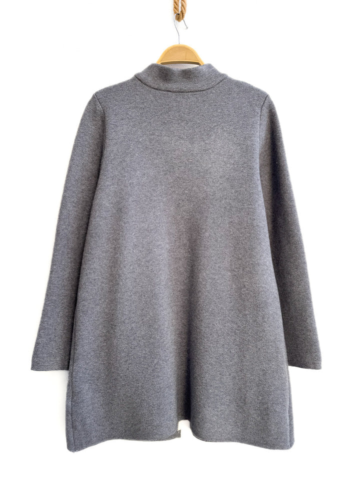 Abrigo de punto con botones contrastantes