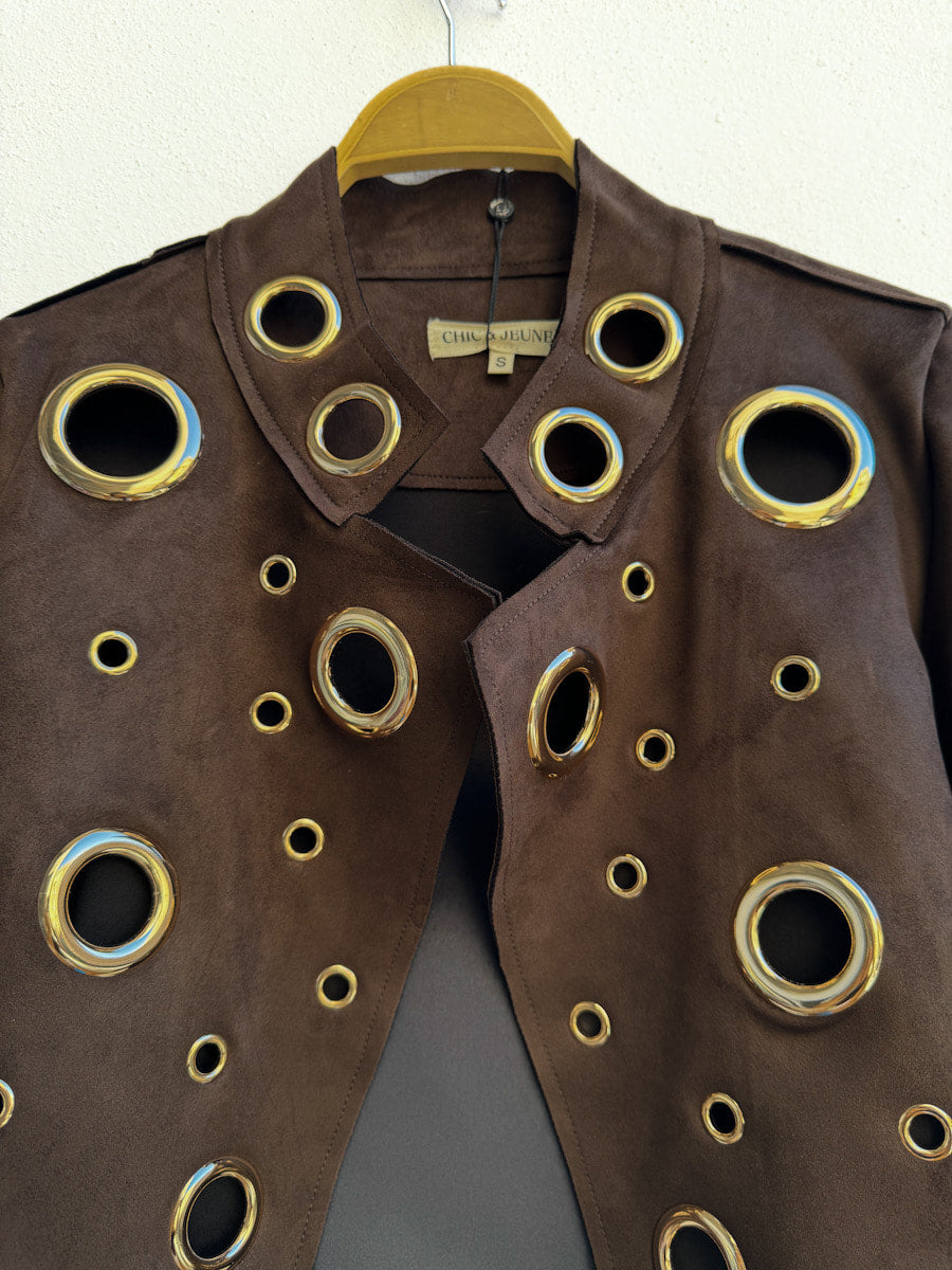 Chaqueta de ante con aros metálicos