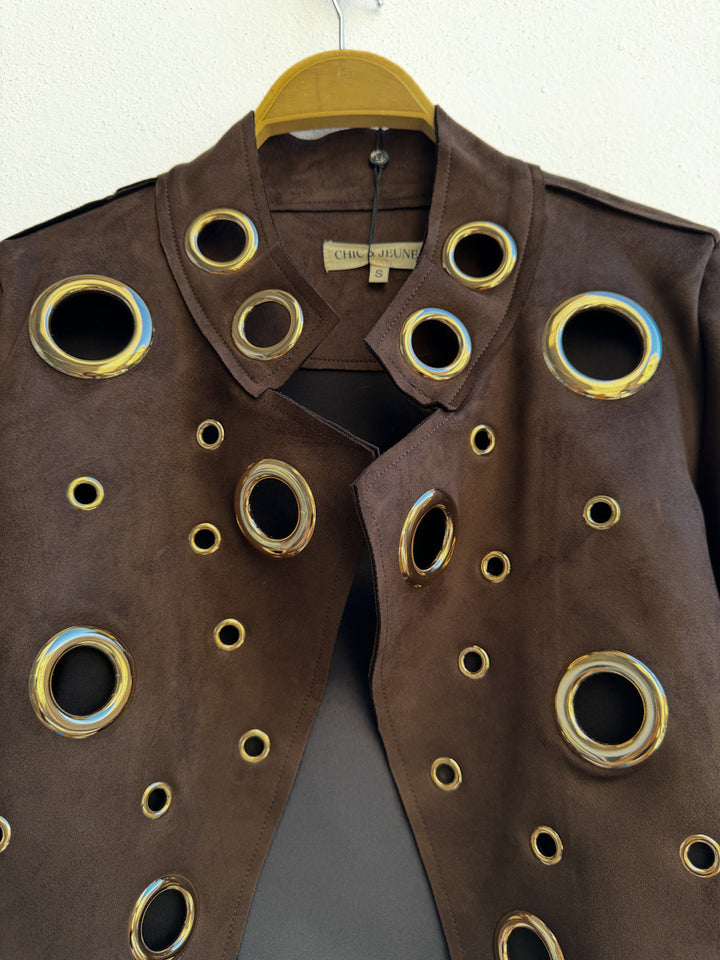 Chaqueta de ante con aros metálicos