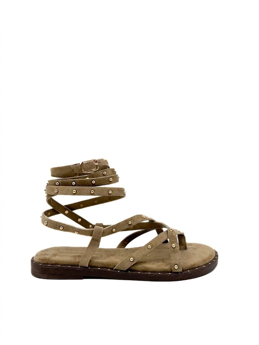 Sandalias de tiras cruzadas con tachuelas metálicas.