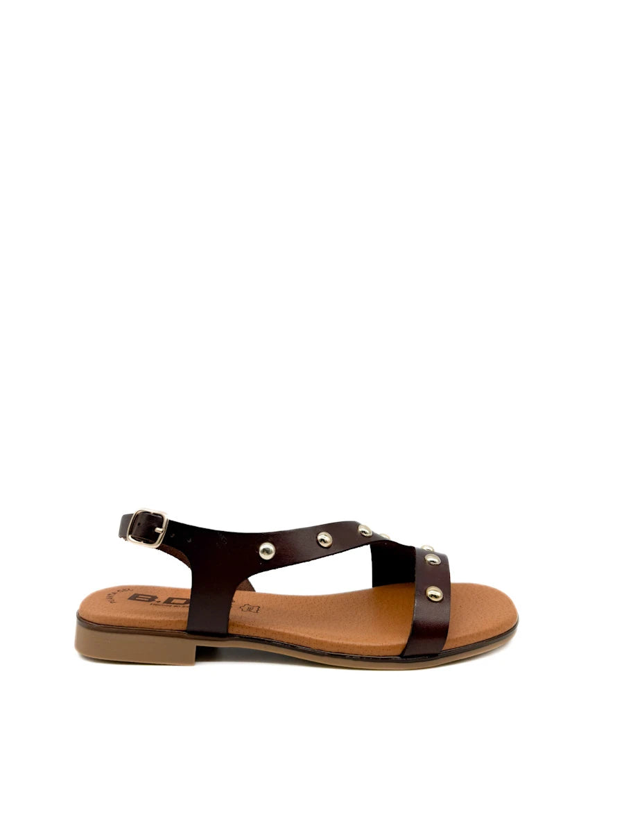 Sandalias de piel marrón con tachuelas.