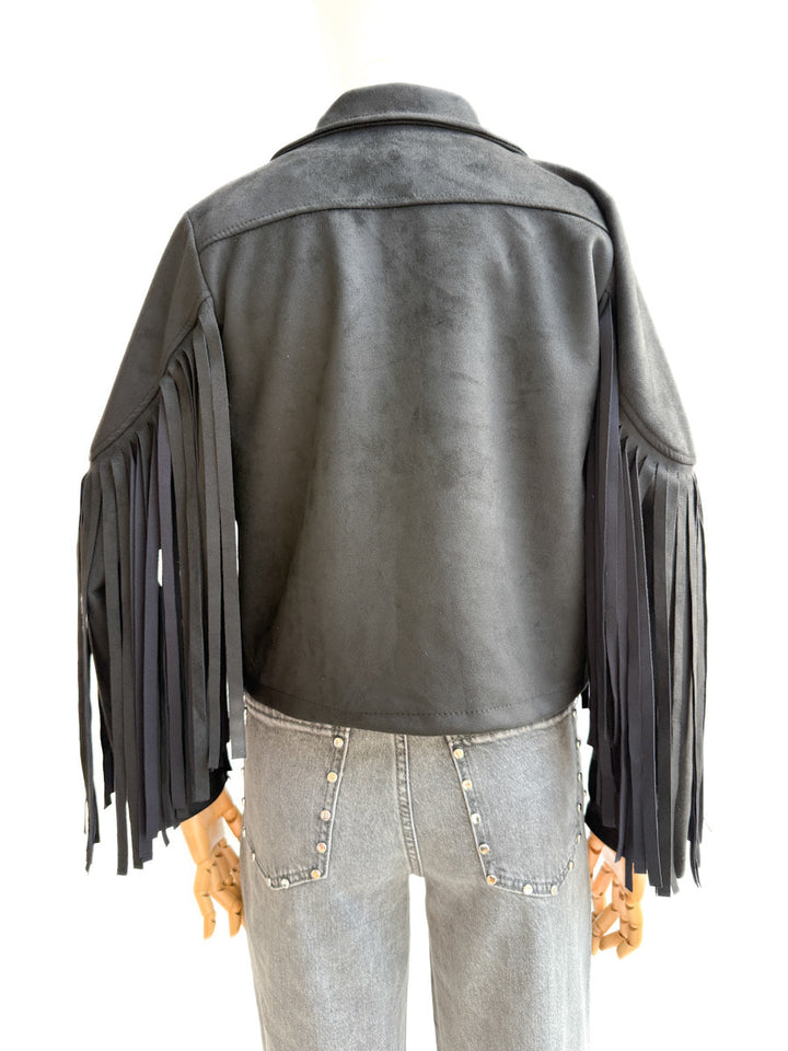 Chaquetas Cortas con Flecos: Estilo Bohemio y Moderno