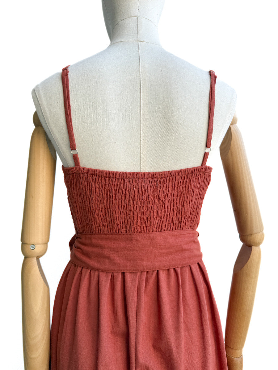 Vestido tirantes detalle cuerdas trenzadas con cinturón