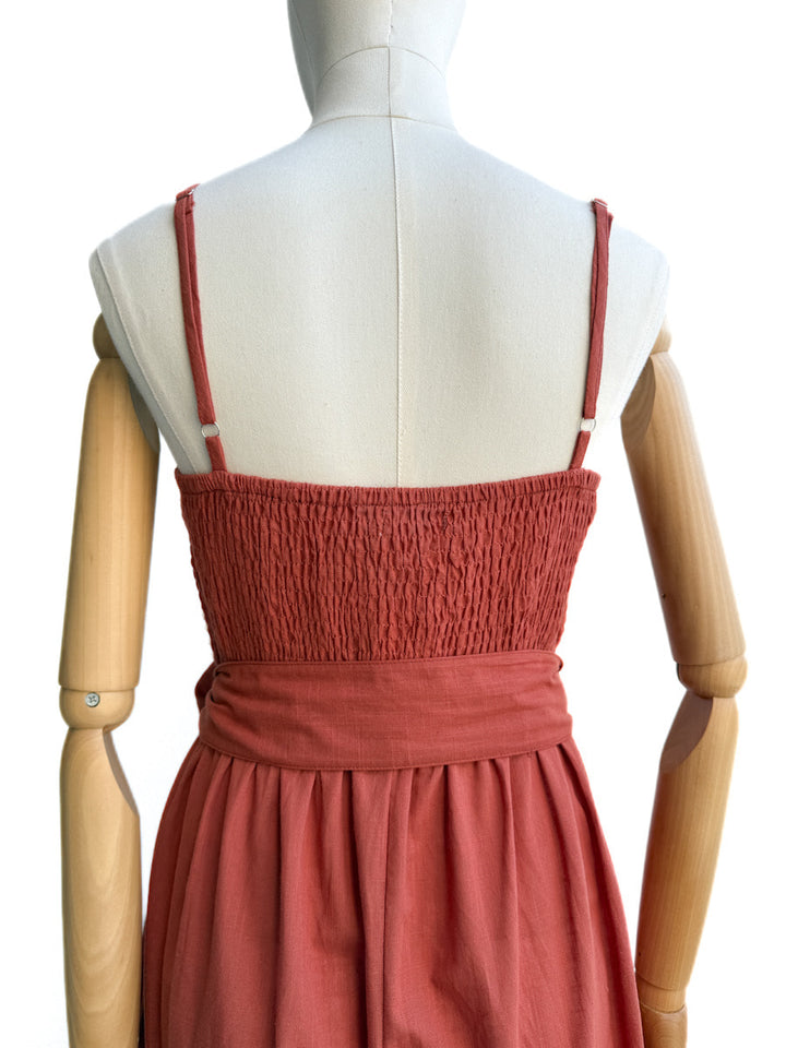 Vestido tirantes detalle cuerdas trenzadas con cinturón