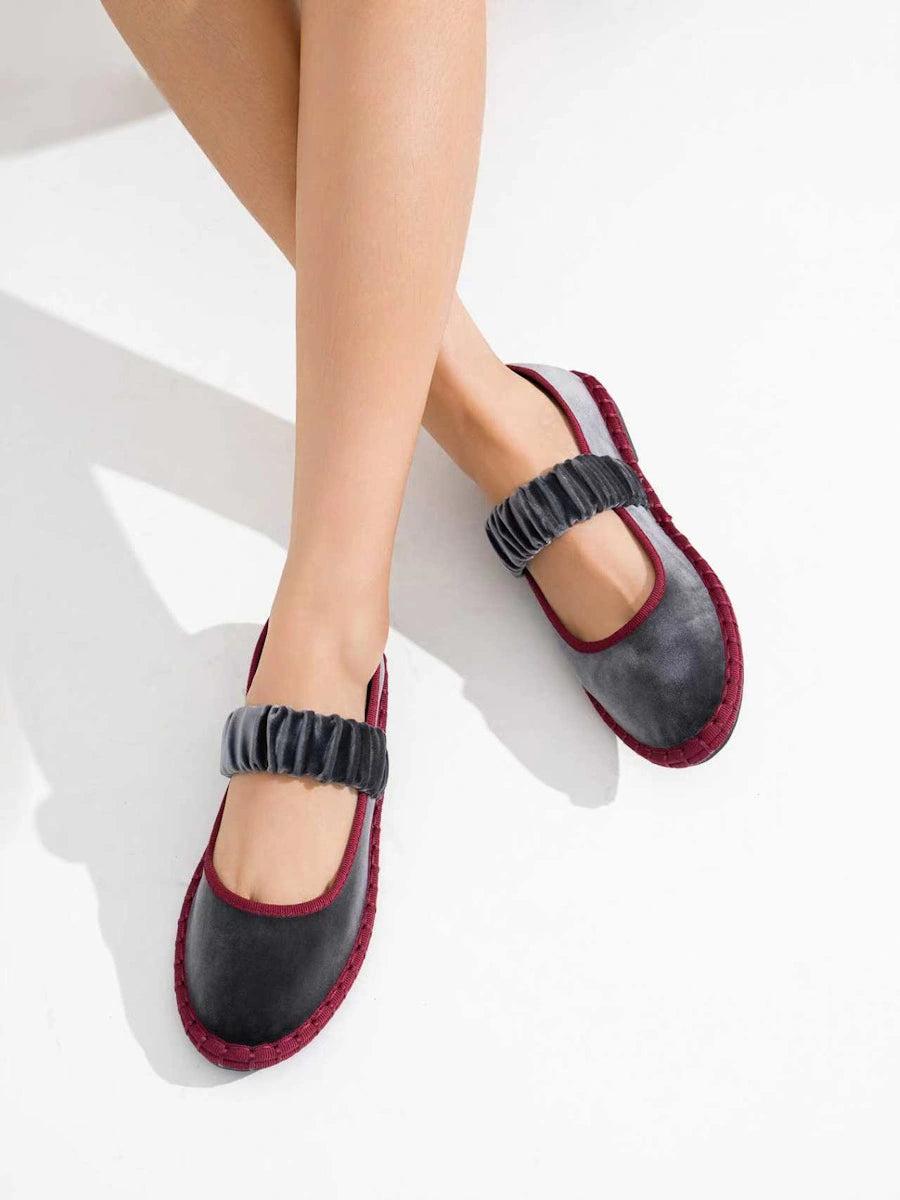 Merceditas de Terciopelo con Correa Fruncida y Suela de Pespunte Artesanal