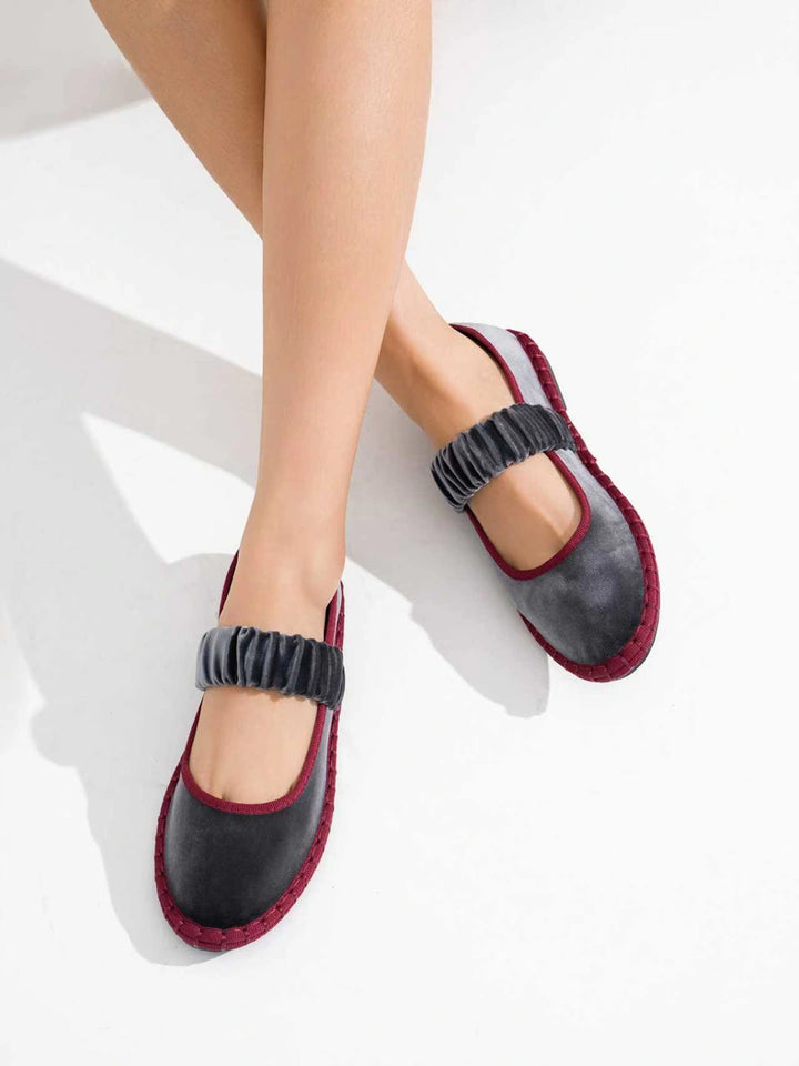 Merceditas de Terciopelo con Correa Fruncida y Suela de Pespunte Artesanal