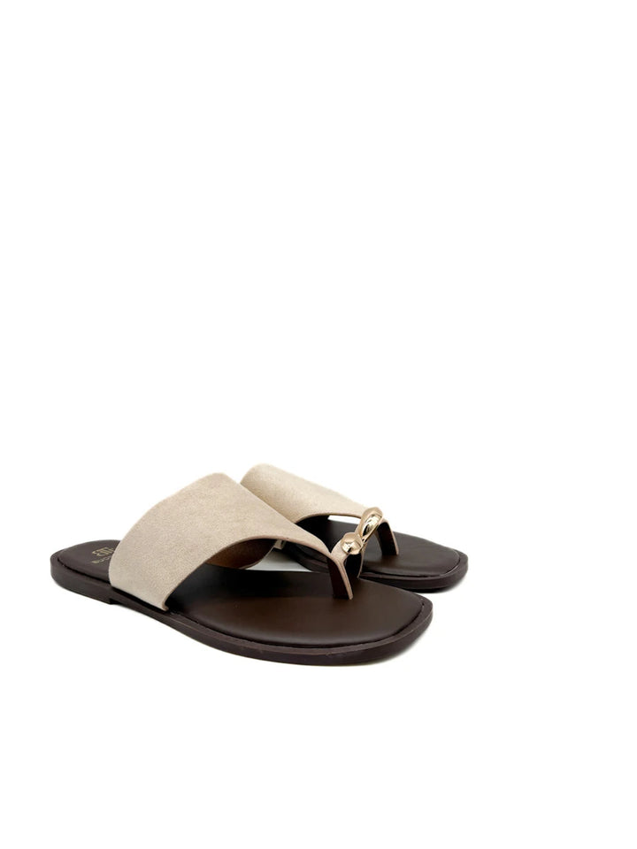 Sandalias Tipo Pala de Dedo con Detalle Metálico Dorado Mujer
