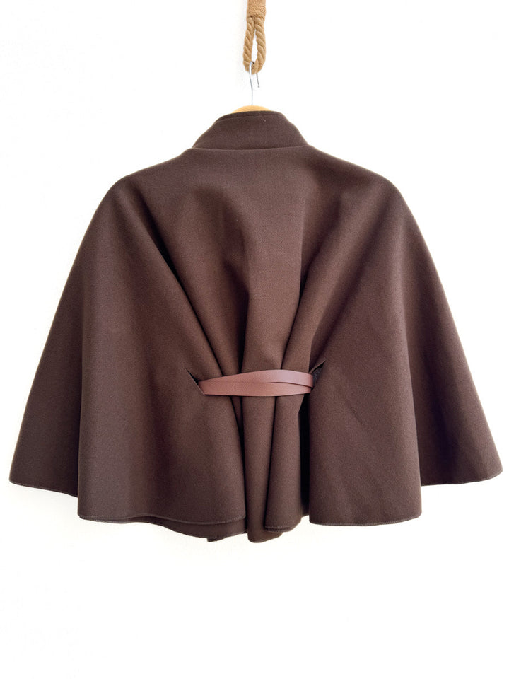 Poncho corta con cinturón y cuello alto