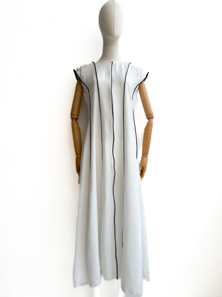 Vestido largo con líneas verticales en contraste – Disponible en varios colores