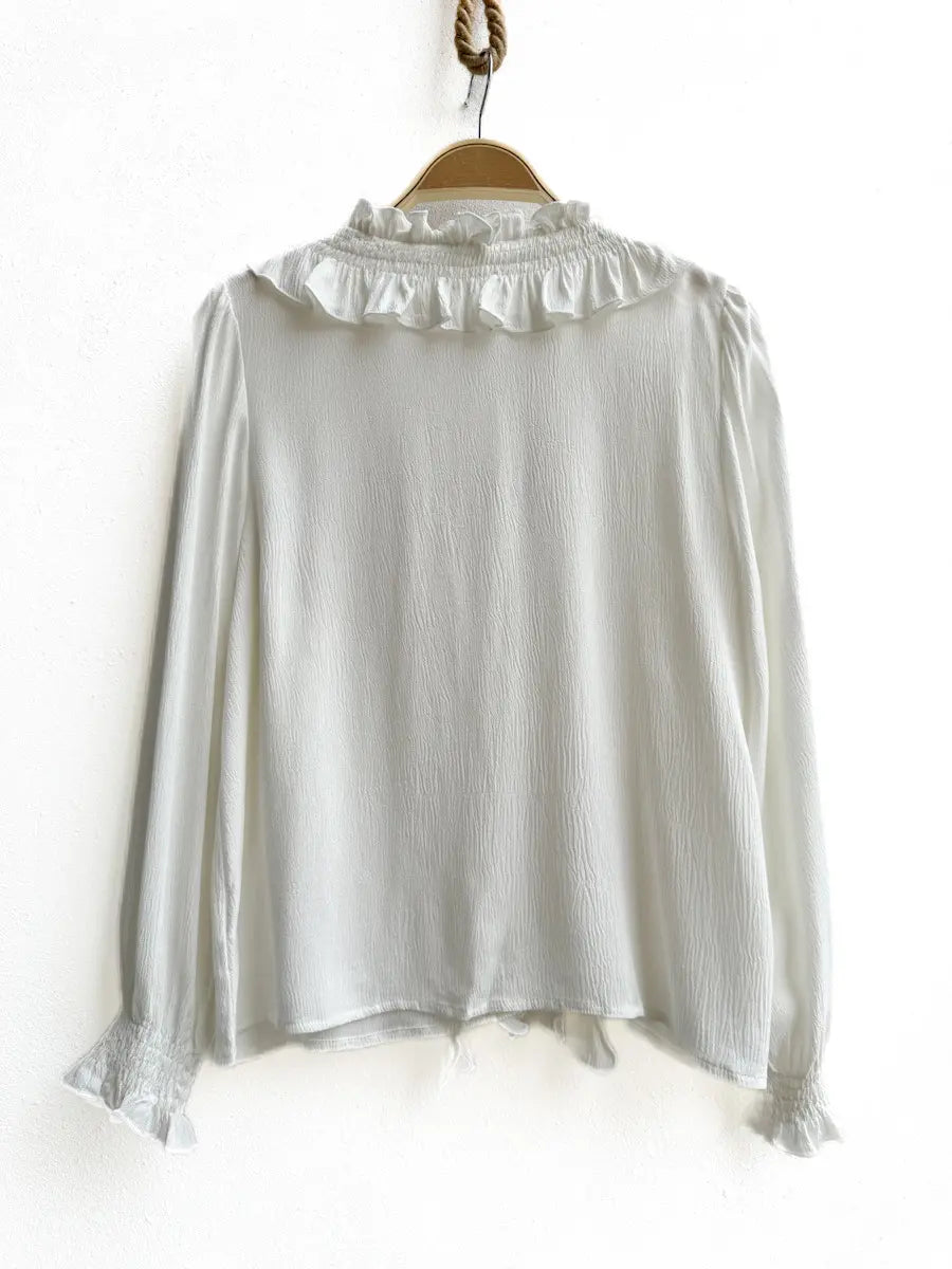 Blusa Blanca con Volantes y Escote Romántico