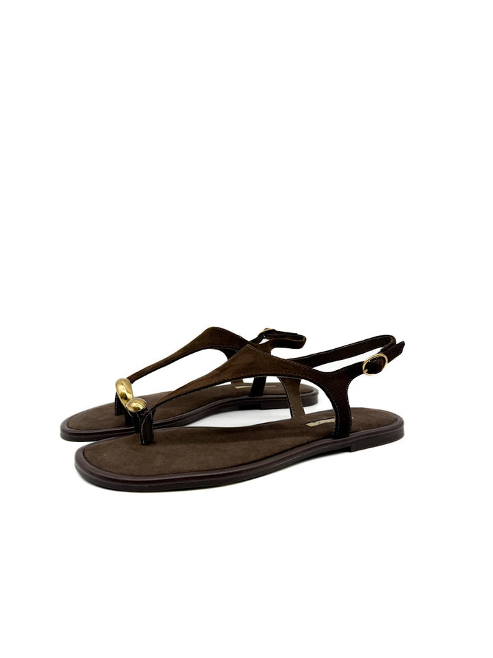 Sandalias Minimalista en Ante con Detalle de Anillo Dorado