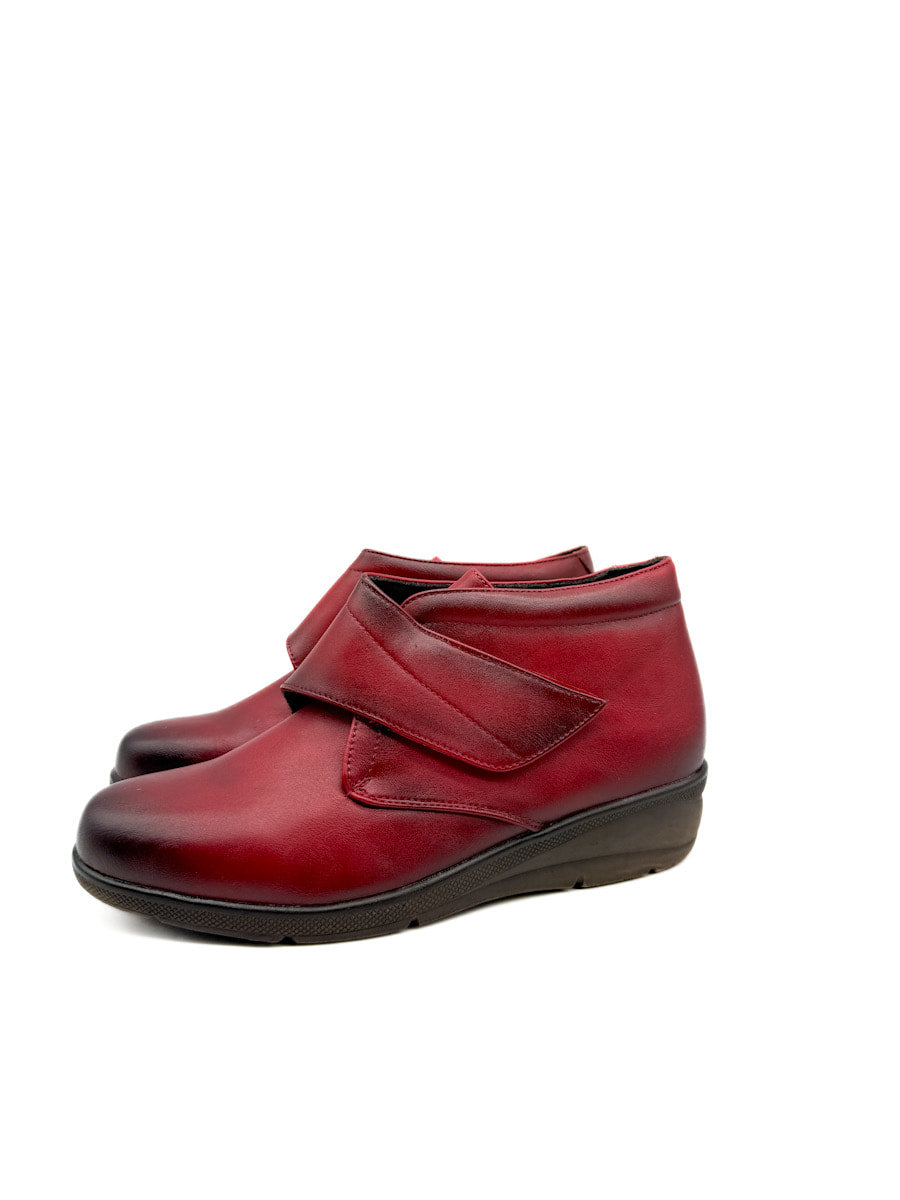 Botines de Cuña Baja con Cierre de Velcro.