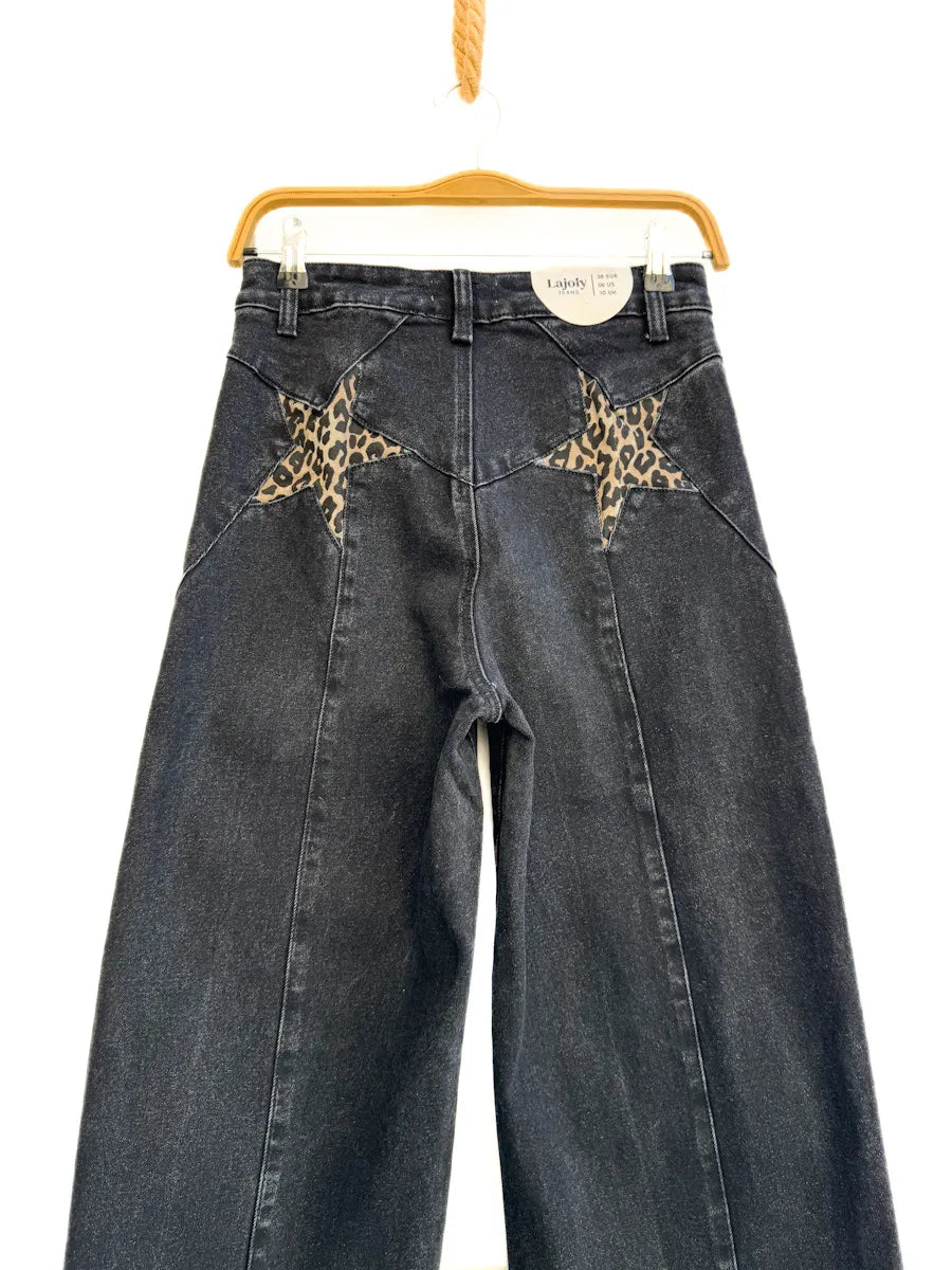 Vaqueros negros de corte amplio con detalle de leopardo