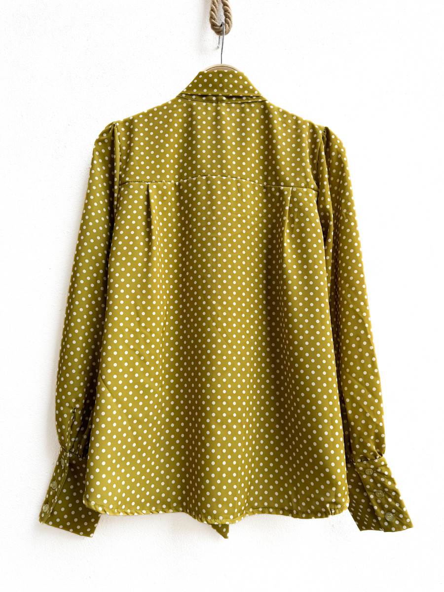 Blusa de Lunares con Lazo en el Cuello, Disponible en Beige y Mostaza