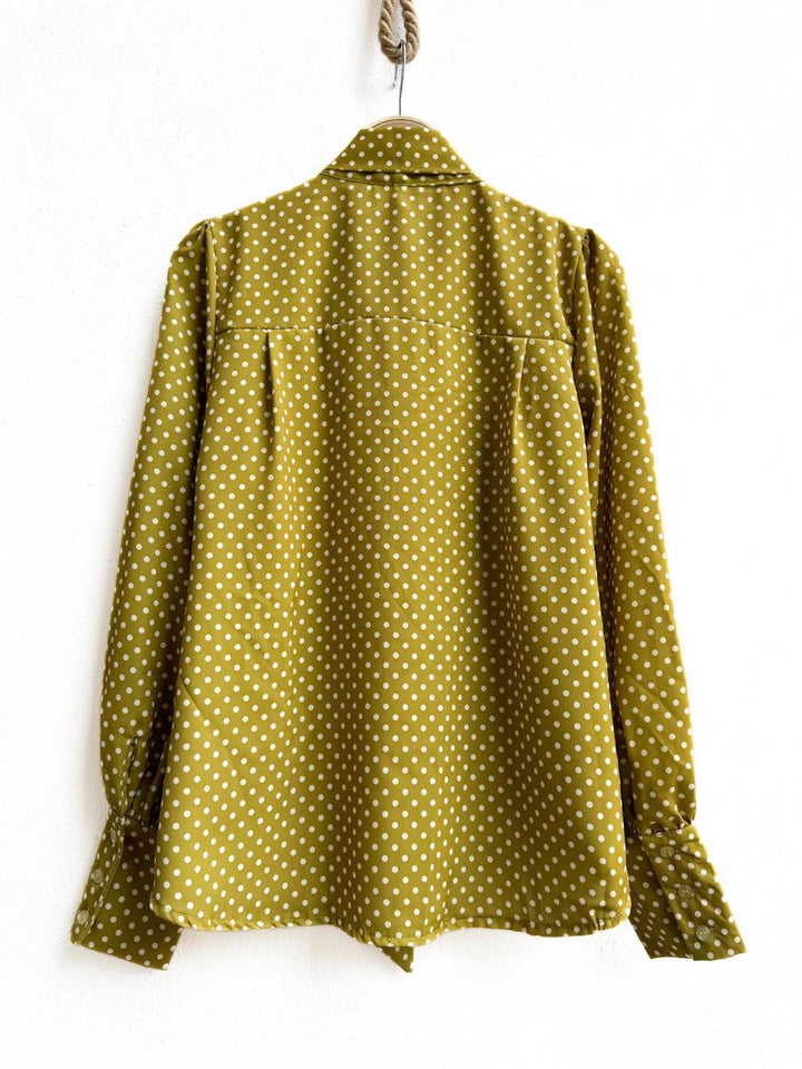 Blusa de Lunares con Lazo en el Cuello, Disponible en Beige y Mostaza