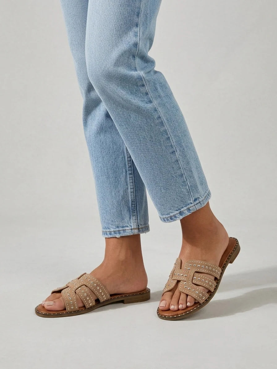 Sandalias Planas Tipo Pala con Tiras en H y Tachuelas Metálicas