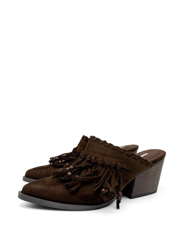 Mules Corina estilo boho-chic en caeml  con flecos y cuentas.