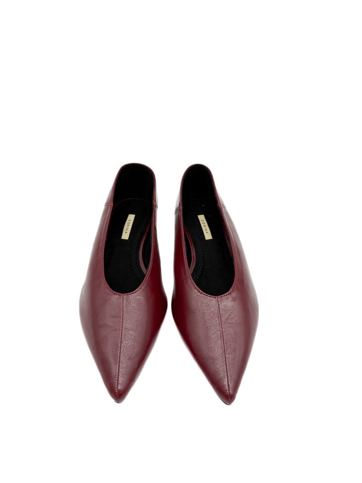 Zapatos Planos de Punta Afilada Color Burdeos Corina M5611