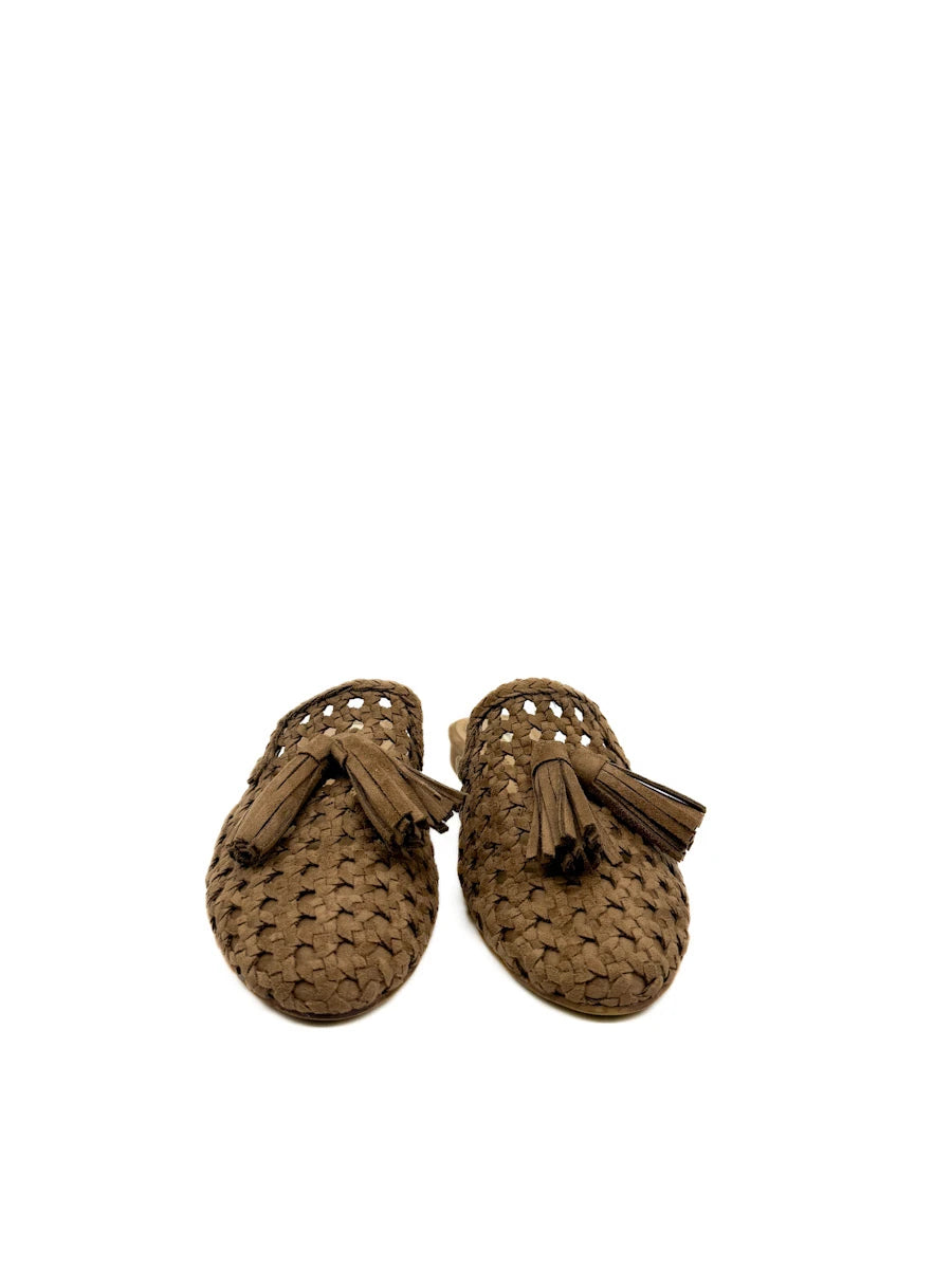 Sandalia Mule Trenzados de Antelina con Borlas Decorativas Corina
