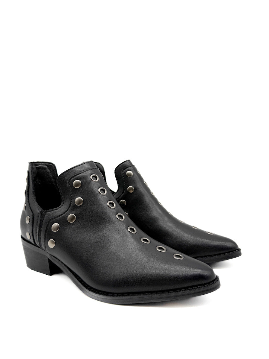 Botines cowboy con tachuelas y cremallera lateral.
