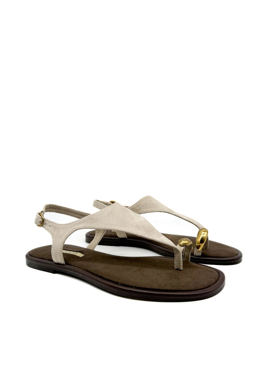 Sandalias Minimalista en Ante con Detalle de Anillo Dorado