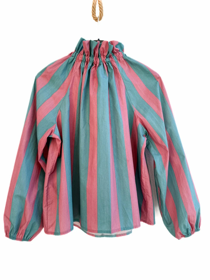 Blusa elegante de rayas verticales con lazo al cuello y manga larga