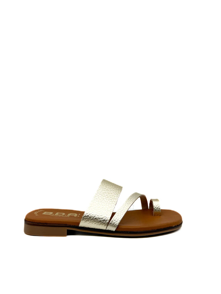 Sandalias planas de piel asimétricas hechas en España.