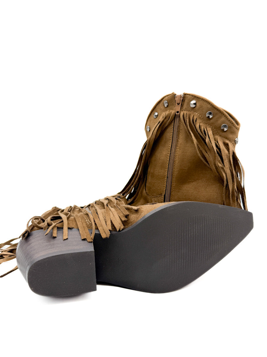 Botines cowboy con Flecos y Detalles Metálicos Corina M5796