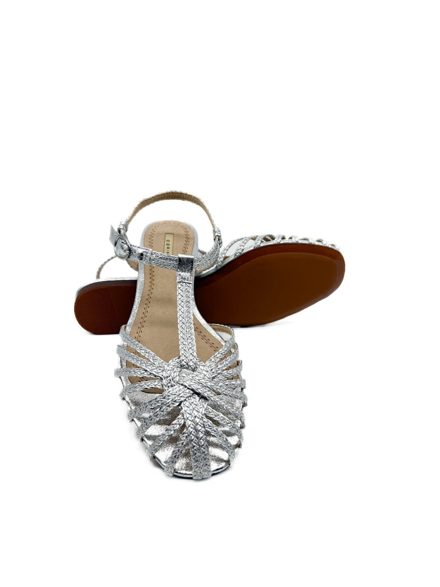 Sandalias huarache planas metalizadas en oro y plata.