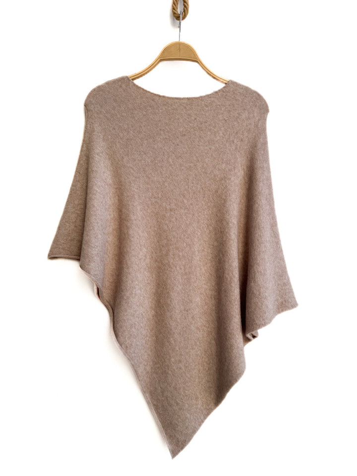 Poncho de Punto Asimétrico en Dos Colores: Beige y Marrón