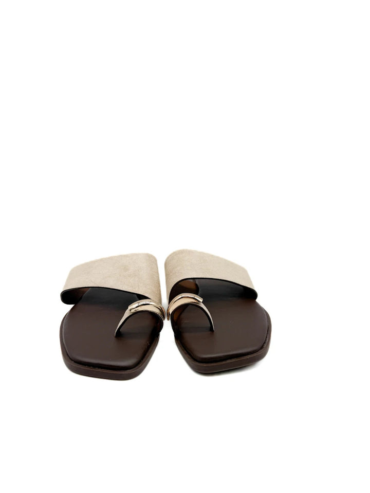 Sandalias Planas con Anillo Metálico y Pala Ancha