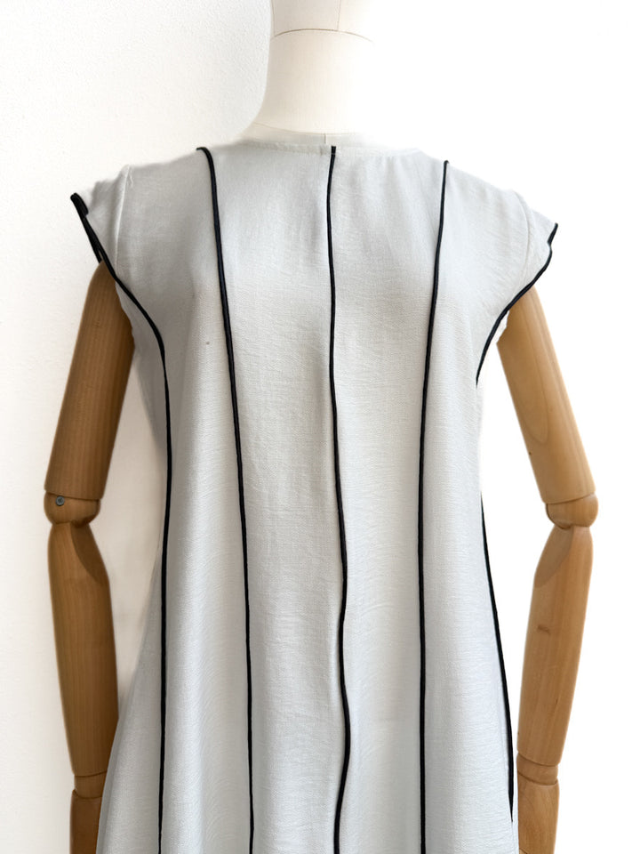 Vestido largo con líneas verticales en contraste – Disponible en varios colores