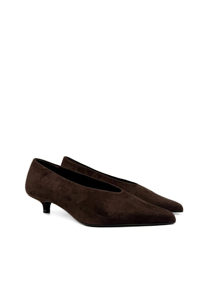 Zapato de Salón en Antelina con Tacón Sensato y Punta Afilada