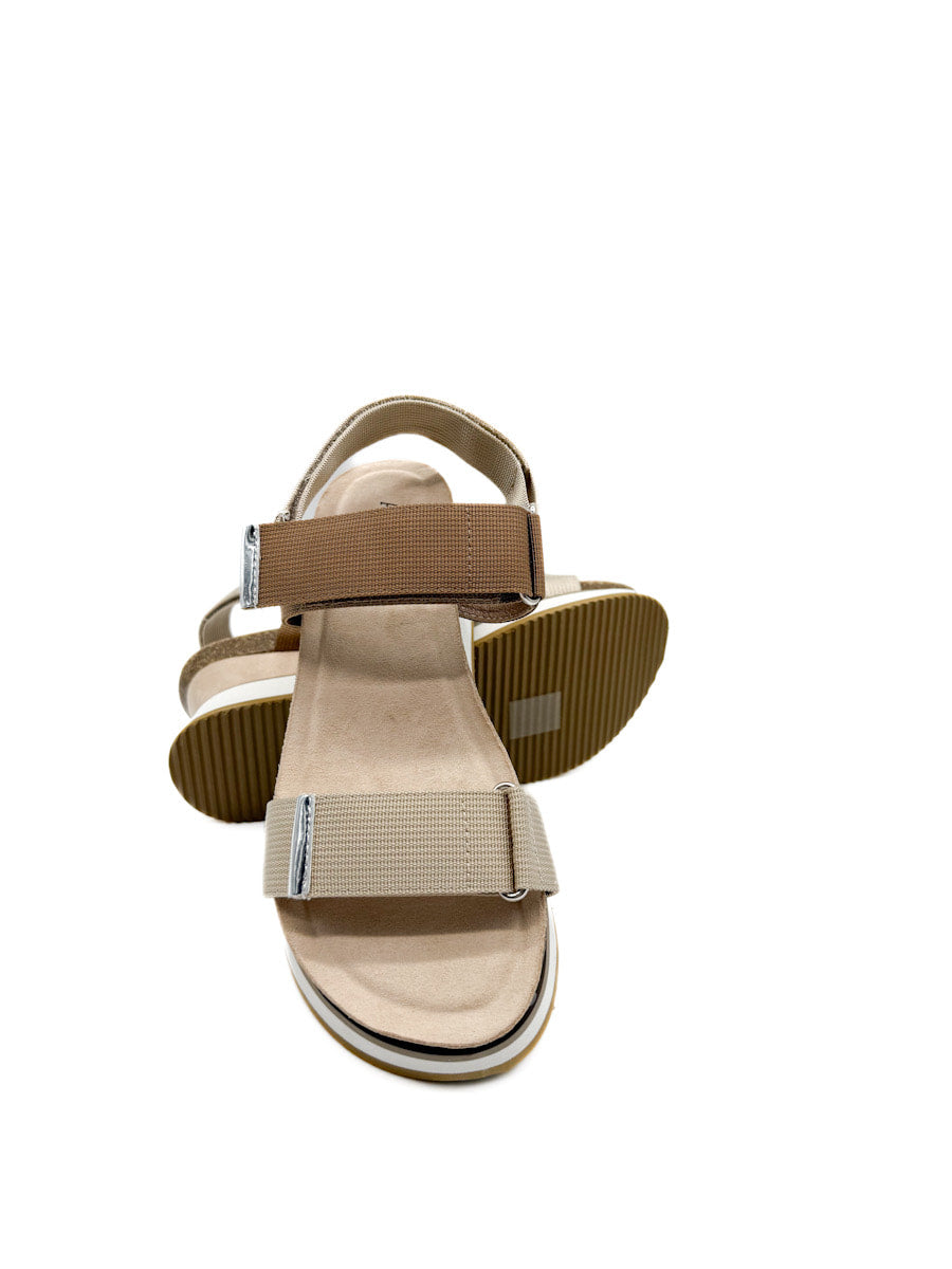 Sandalia Cuña con Plataforma Beige de Cierre de Velcro y Detalles Metálicos