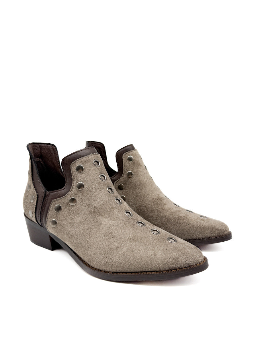 Botines cowboy con tachuelas y cremallera lateral.