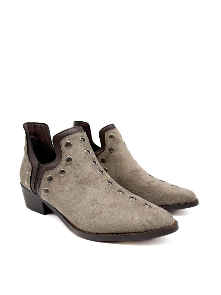 Botines cowboy con tachuelas y cremallera lateral.