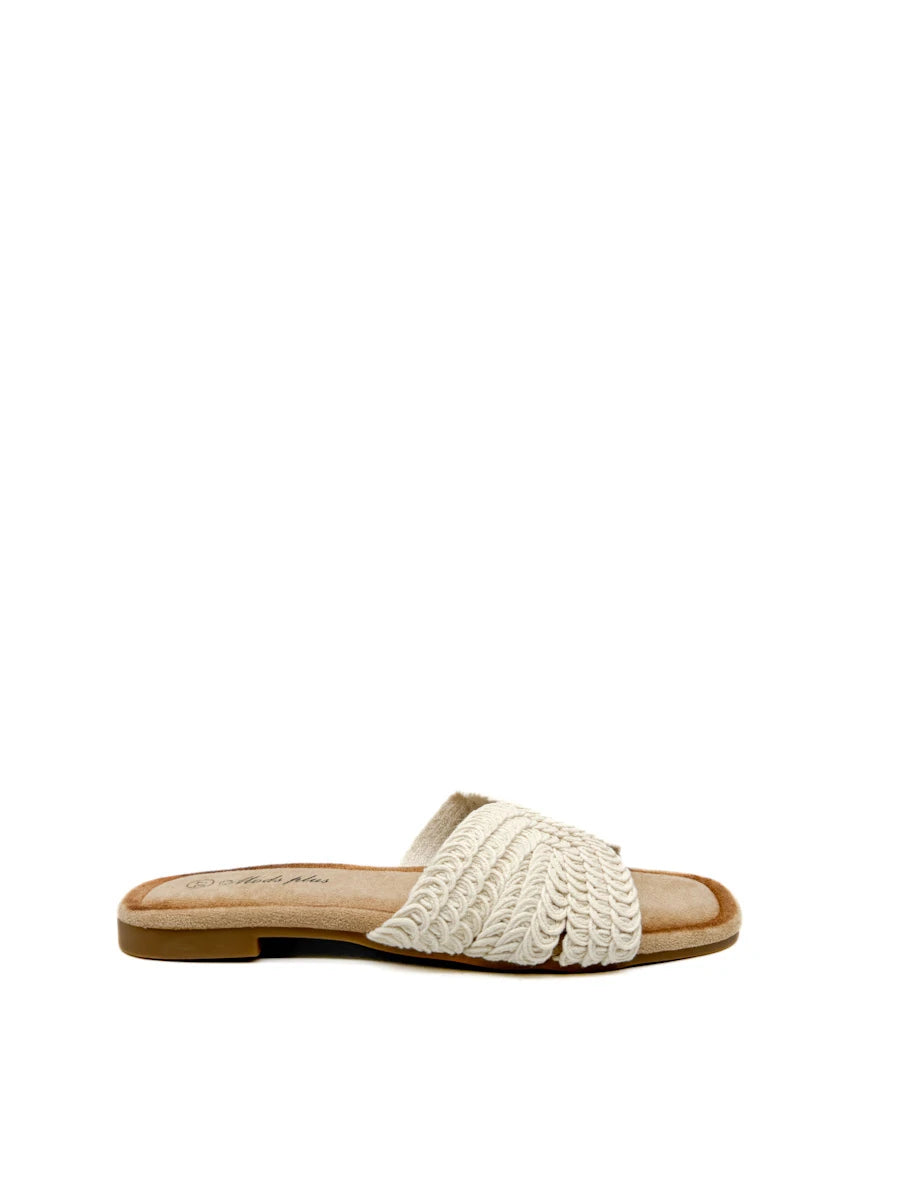 Sandalias planas de crochet crema con punta cuadrada.