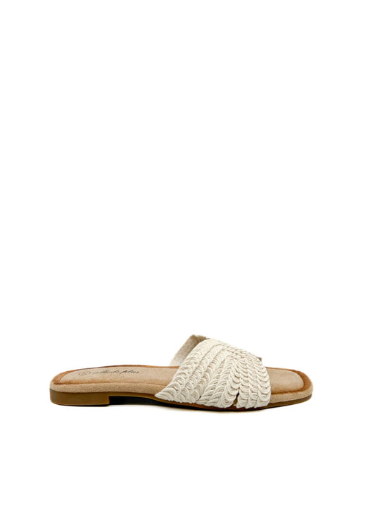 Sandalias planas de crochet crema con punta cuadrada.