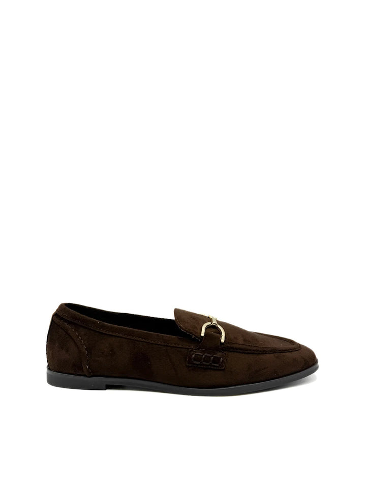 Mocasines de antelina marrón con hebilla dorada.