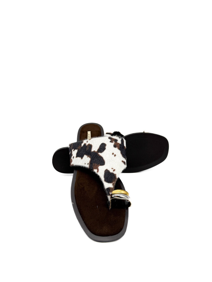 Sandalia de Dedo Estilo Vaquero con Detalles Metálicos