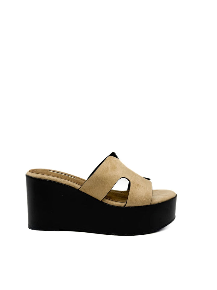 Sandalias de cuña Corina con pala calada.