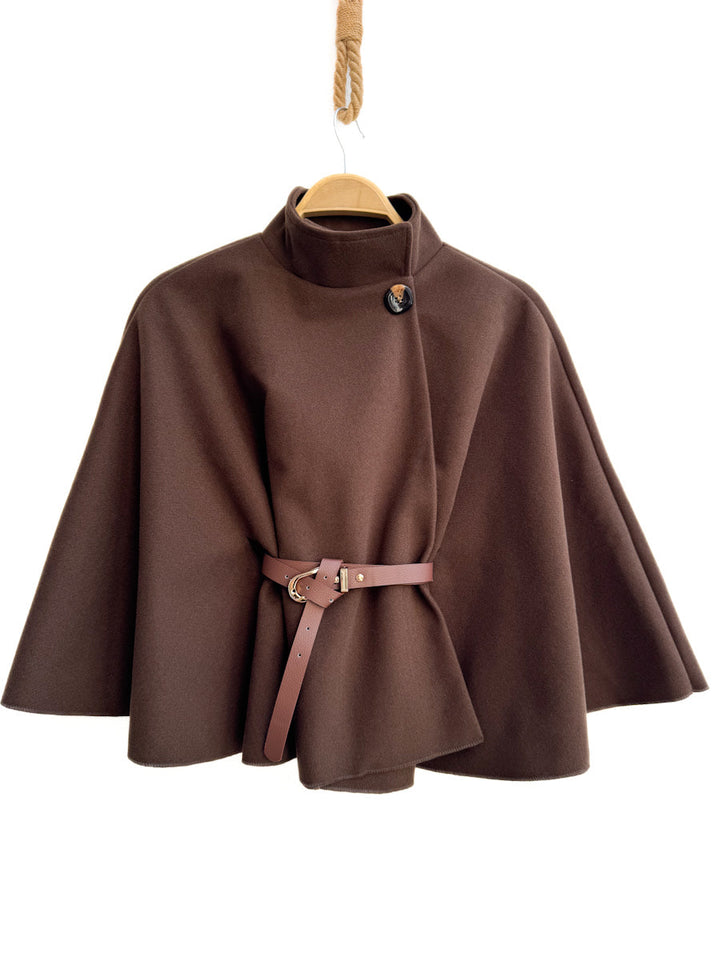 Poncho corta con cinturón y cuello alto